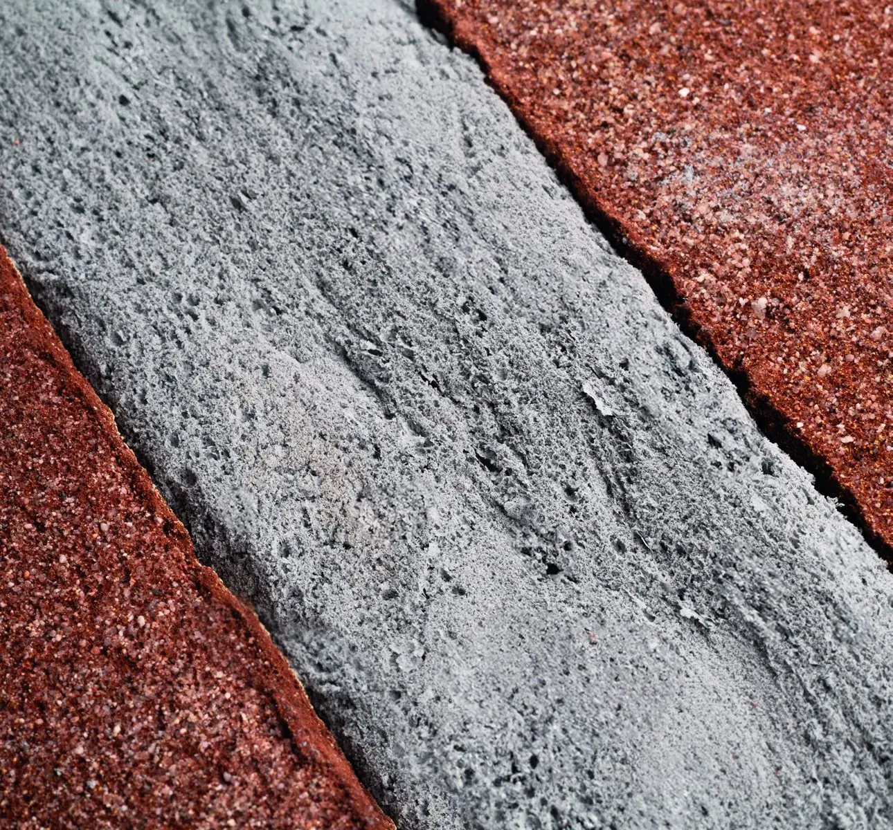 De open poriënstructuur van het uitgeharde schuim